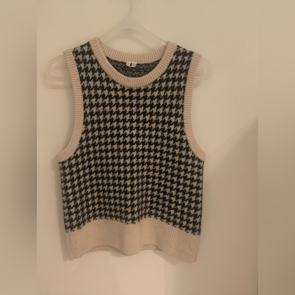Arket Houndstooth Knit Sleeveless Top in Black and Cream